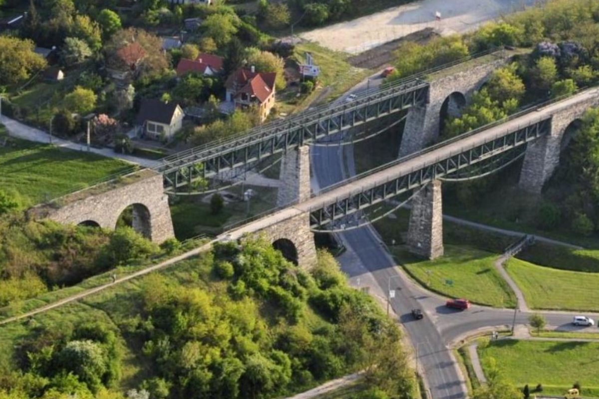 Viaduct and dynamic development in a picturesque environment, in Biatorbágy