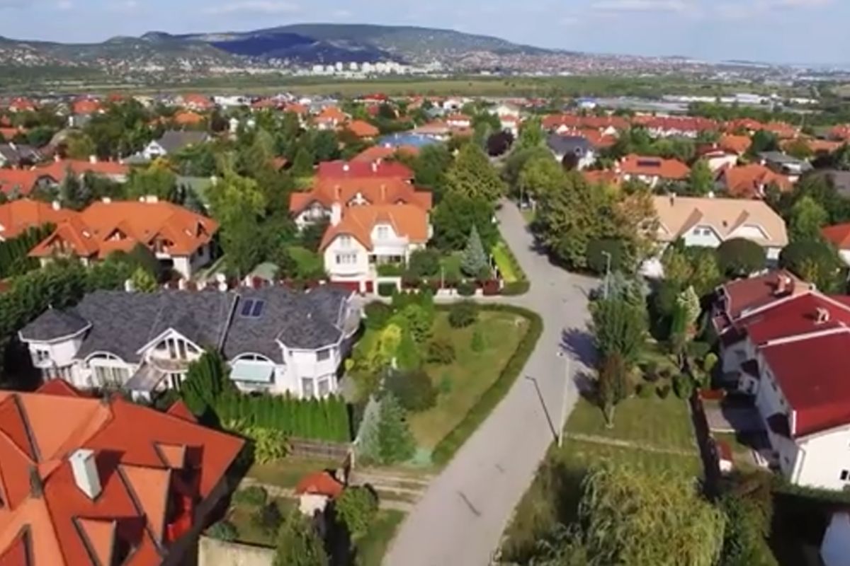 Törökbálint: kertvárosi nyugalom és üzleti központ Budapest közelében